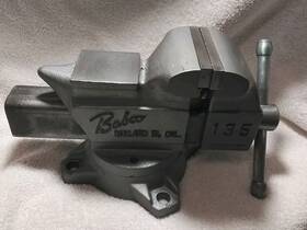 94831 Babco Vintage No.135 Swivel Anvil Bench Vise 4 Inch Jaws With Pipe Grips 40 Lbs Vice