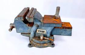 63774 Central Forge #63774 4 Inch Bench Vise With Swivel Base And Anvil Opening