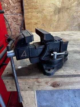 Mt1541250 Machine-tools 4 Inch Bench Vise With Anvil Swivel Locking Base Table Top Clamp Heavy Duty Vice