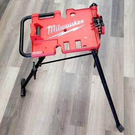 48-22-8690 Milwaukee 1/8 Inch To 6 Portable Folding Leveling Tripod Chain Vise