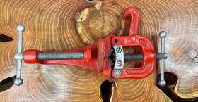 D-372 Ridgid E-682 Tools Usa No. 37 Hook Pipe Vice 1/8 Inch To 1-1/4 With Bench Clamp